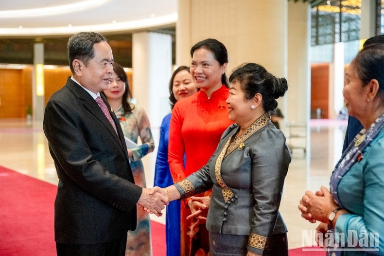 Председатель НС Чан Тхань Ман общается с женщинами-предпринимателями Лаоса и Камбоджи. Фото: Зюи Линь