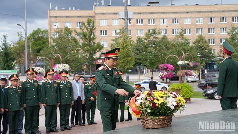 Генерал армии Фан Ван Жанг возлагает цветы к памятнику Президенту Хо Ши Мину. Фото: Суан Хынг