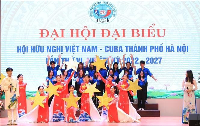 Художественный номер на отчетно-выборной конференции Общества вьетнамско-кубинской дружбы г. Ханоя. Фото: VNA