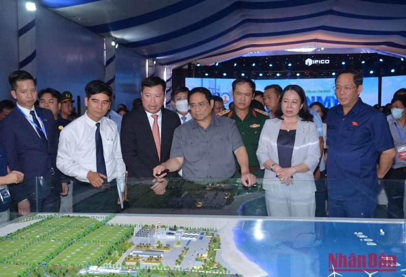 Премьер-министр Фам Минь Тьинь и делегаты рассматривают модель промышленного парка Шонми 1.