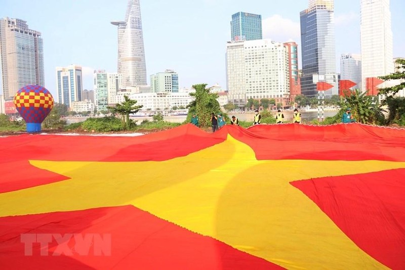 Огромный флаг площадью 1800 кв.м. Фото: VNA