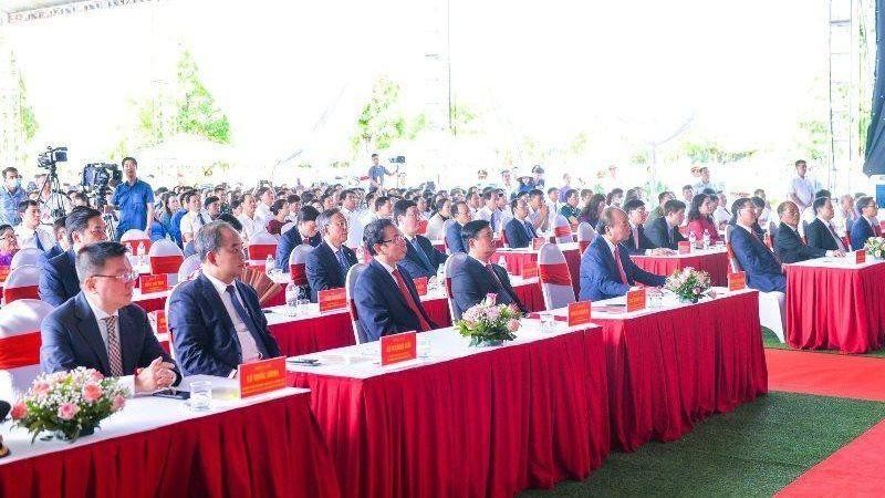 Президент Нгуен Суан Фук и делегаты на церемонии.