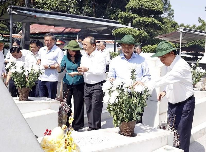 Президент Нгуен Суан Фук посещает могилы 10 павших молодых добровольцев-женщин. Фото: VNA