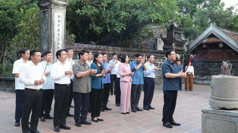 Председатель НС Выонг Динь Хюэ воскуряет благовония.