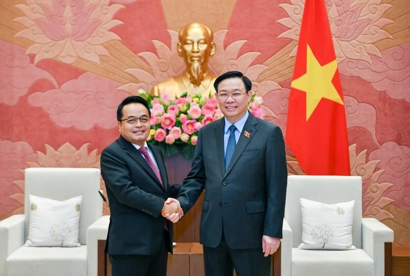 Председатель НС Выонг Динь Хюэ и Председатель Государственного аудита Лаоса Виенгтхависон Тхефатьань. Фото: Зюи Линь