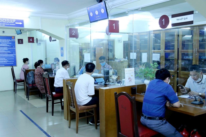 На сегодняшний день количество окон для приема документов увеличилось с 5 до 10. Фото: МИД Вьетнама