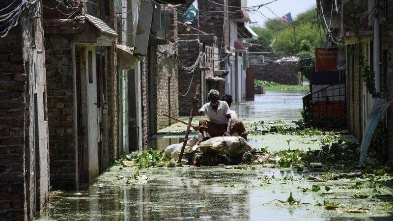 Проливные дожди и наводнения затопили треть территории Пакистана. Фото: Рейтер
