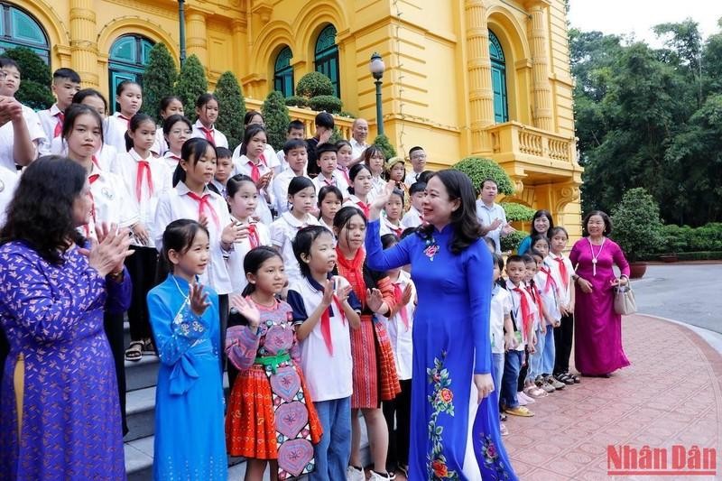 Вице-президент Во Тхи Ань Суан на встрече с детьми.
