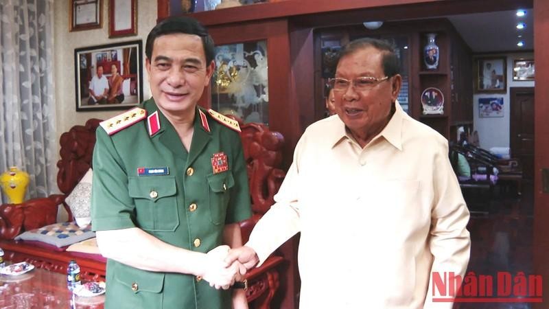 Генерал армии Фан Ван Жанг наносит визит вежливости товарищу Буннянгу Ворачиту.