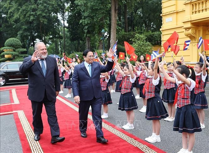 Премьер-министры двух стран и столичные дети. Фото: VNA