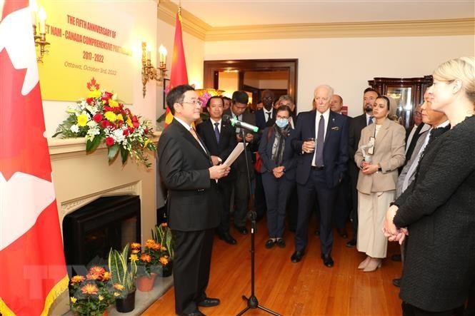 Посол Вьетнама в Канаде Фам Као Фонг выступает на церемонии. Фото: VNA