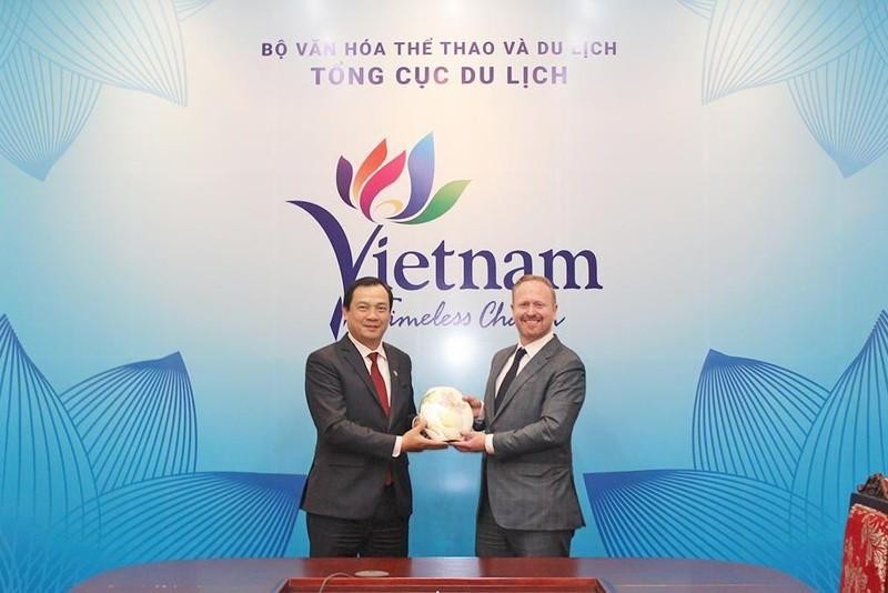Директор Нгуен Чунг Кхань вручает подарок г-ну Роберту Брэдли. Фото: Главное управление туризма Вьетнама