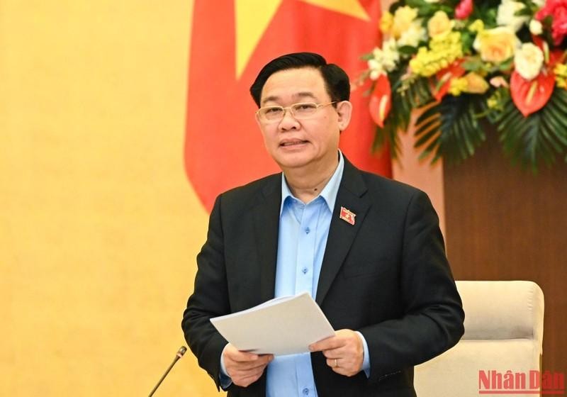 Председатель НС Выонг Динь Хюэ выступает с заключительной речью. Фото: Зюи Линь