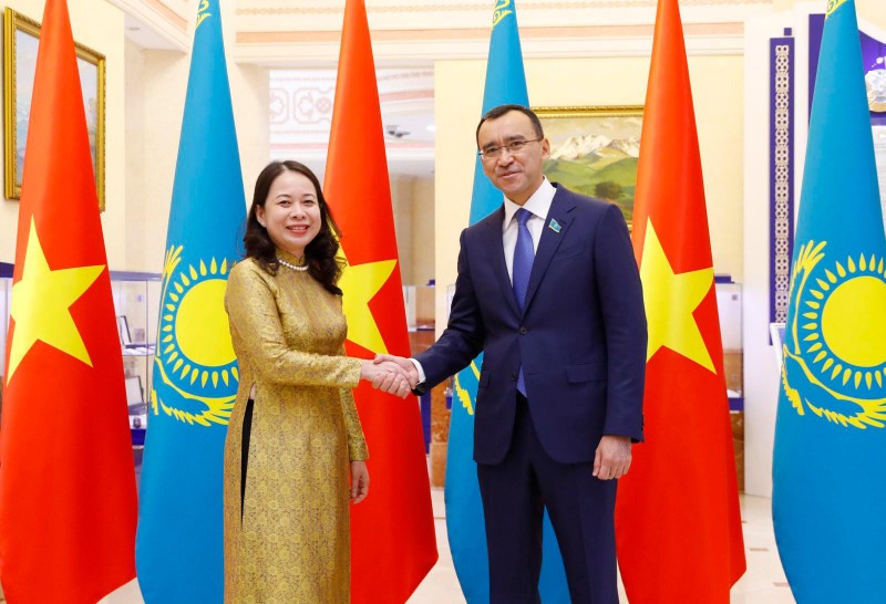 Вице-президент Во Тхи Ань Суан и Председатель Сената Парламента Казахстана Маулен Ашимбаев. Фото: МИД Вьетнама