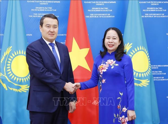 Вице-президент Во Тхи Ань Суан и Премьер-министр Казахстана Алихан Смаилов. Фото: VNA