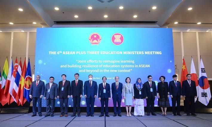 Министр Нгуен Ким Шон и делегаты на совещании министров образования АСЕАН+3. Фото: moet.gov.vn