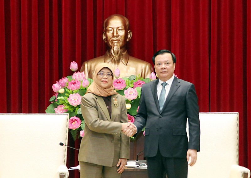 Секретарь Парткома Ханоя Динь Тиен Зунг и Президент Сингапура Халима Якоб. Фото: VNA