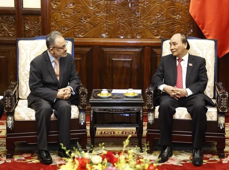 Президент Нгуен Суан Фук принимает Посла Сальвадора Рубена Омара Ороско Бургоса. Фото: VNA
