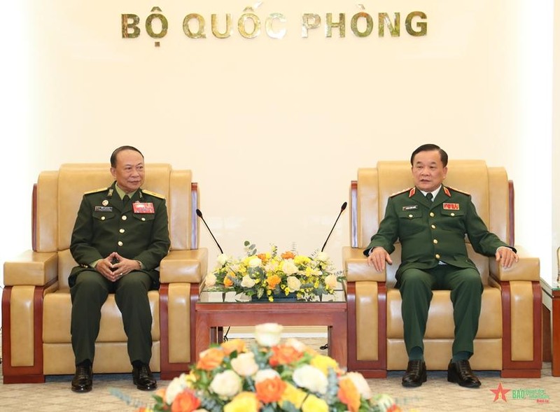 Генерал-полковник Хоанг Суан Тьиен принимает генерал-майора Сифана Пхуттавонга. Фото: qdnd.vn