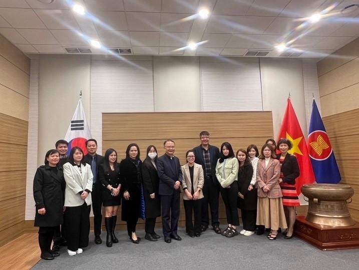 Делегация на встрече с представителями вьетнамского сообщества в Южной Корее. Фото: VNA