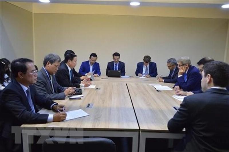 Министр природных ресурсов и охраны окружающей среды Чан Хонг Ха на встрече со Спецпосланником Джоном Керри. Фото: ВИА