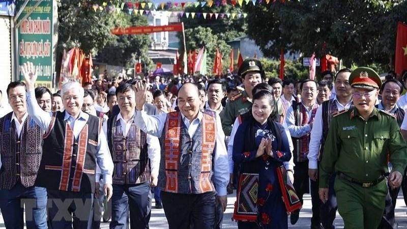 Президент Нгуен Суан Фук принимает участие в праздновании Дня великого национального единства в провинции Лайтяу. Фото: ВИА