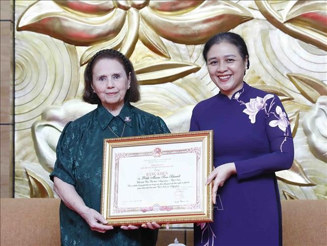 Посол Нгуен Фыонг Нга вручает похвальную грамоту г-же Польди Марии Соса Шмидт. Фото: ВИА