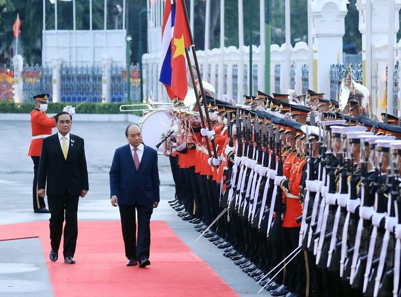 Президент Нгуен Суан Фук и Премьер-министр Прают Чан-Оча обходят строй почетного караула. Фото: ВИА