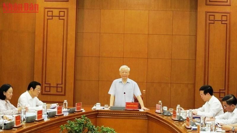Генеральный секретарь ЦК КПВ Нгуен Фу Чонг выступает на заседании.