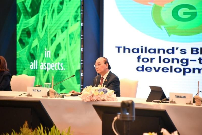 Президент Вьетнама Нгуен Суан Фук на заседании руководителей экономик АТЭС в узком составе. Фото: Оргкомитет АТЭС