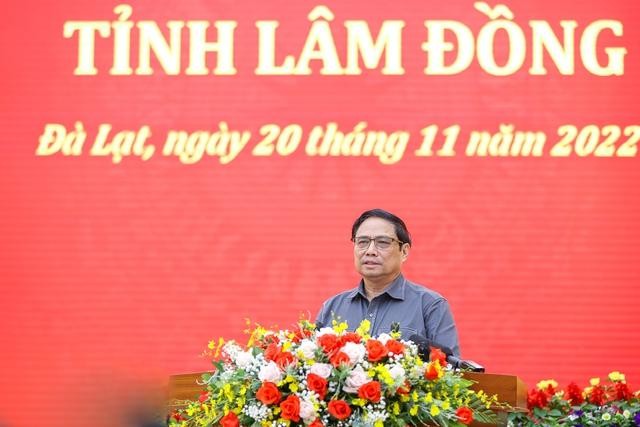 Премьер-министр Фам Минь Тьинь выступает с речью на встрече. Фото: VGP