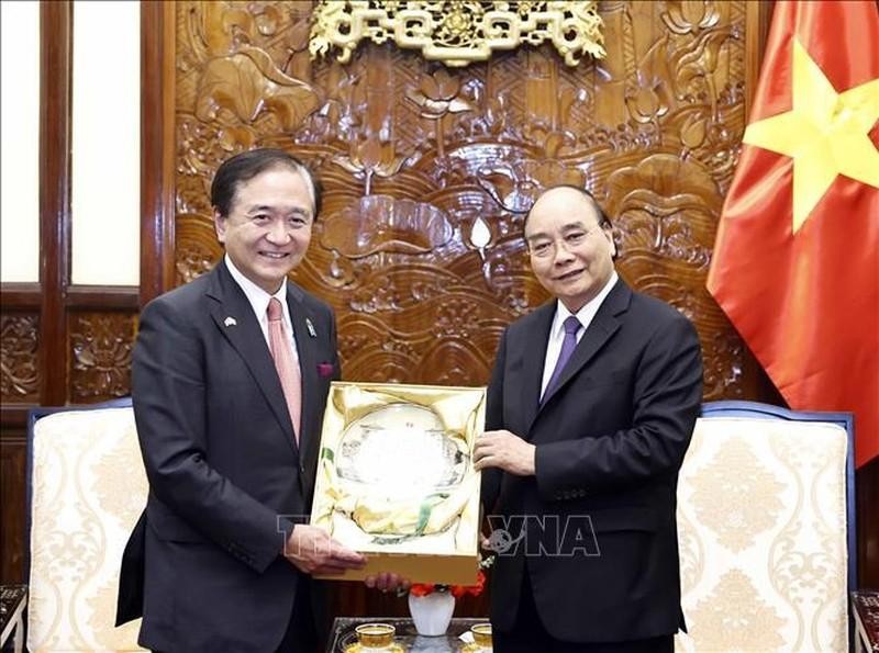 Президент Нгуен Суан Фук вручает памятный подарок г-ну Куроиве Юдзи. Фото: ВИА