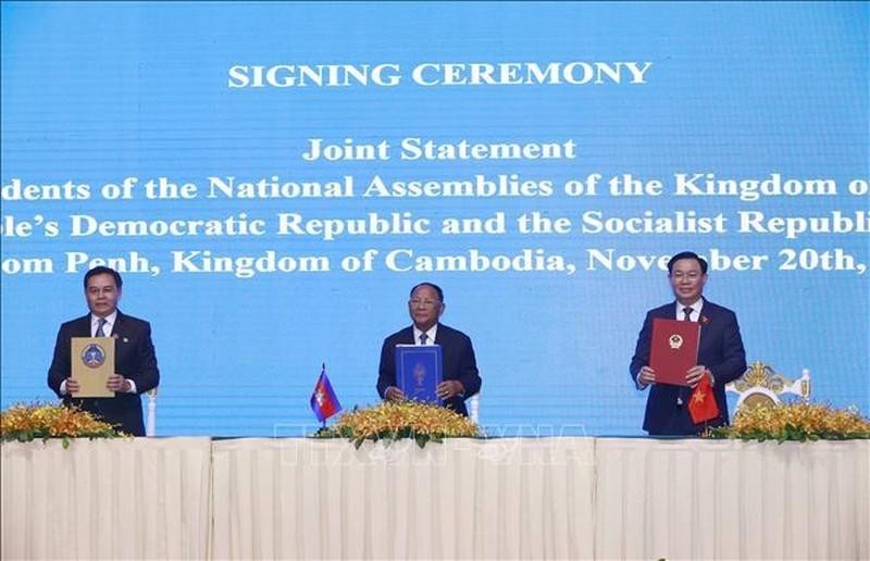 Председатели парламентов Камбоджи, Лаоса и Вьетнама подписывают Совместную декларацию. Фото: ВИА