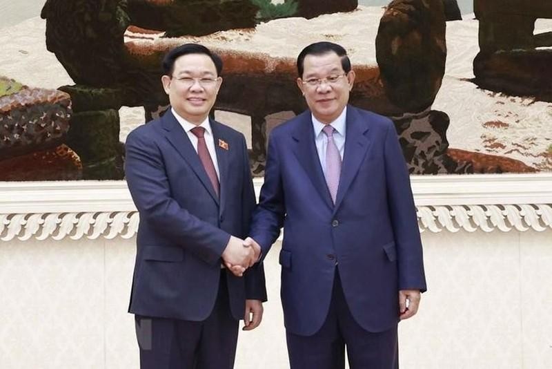 Председатель НС Выонг Динь Хюэ (слева) и Премьер-министр Камбоджи Хун Сен. Фото: ВИА