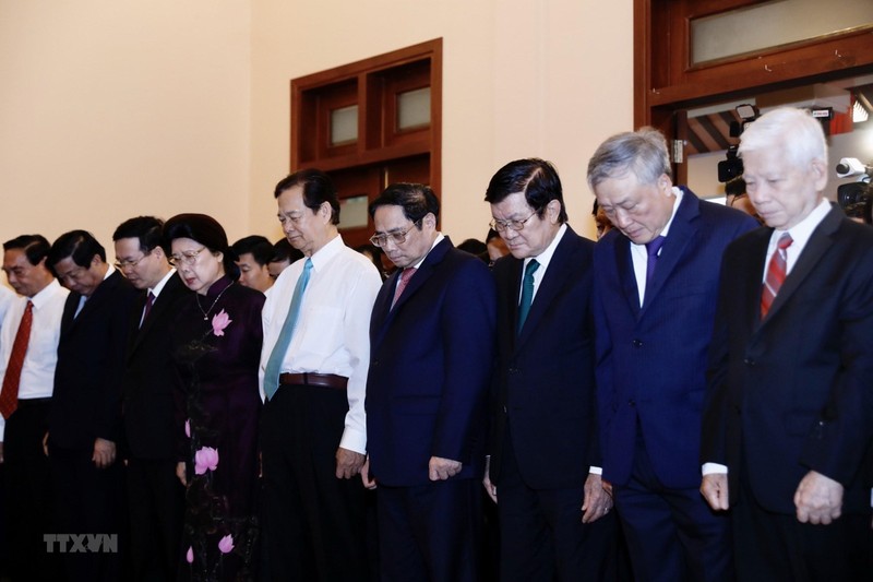 Премьер-министр Фам Минь Тьинь и делегаты почитают память Премьер-министра Во Ван Киета. Фото: ВИА