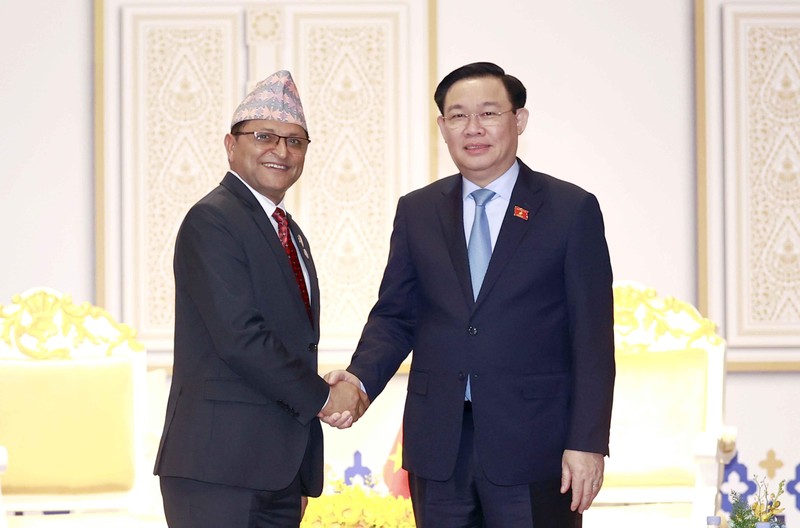 Председатель НС Выонг Динь Хюэ и Председатель Национальной ассамблеи Парламента Непала Ганеш Прасад Тимилсина. Фото: ВИА