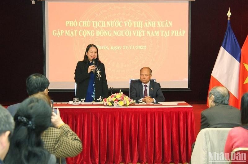 Вице-президент Во Тхи Ань Суан выступает на встрече с представителями вьетнамской диаспоры.
