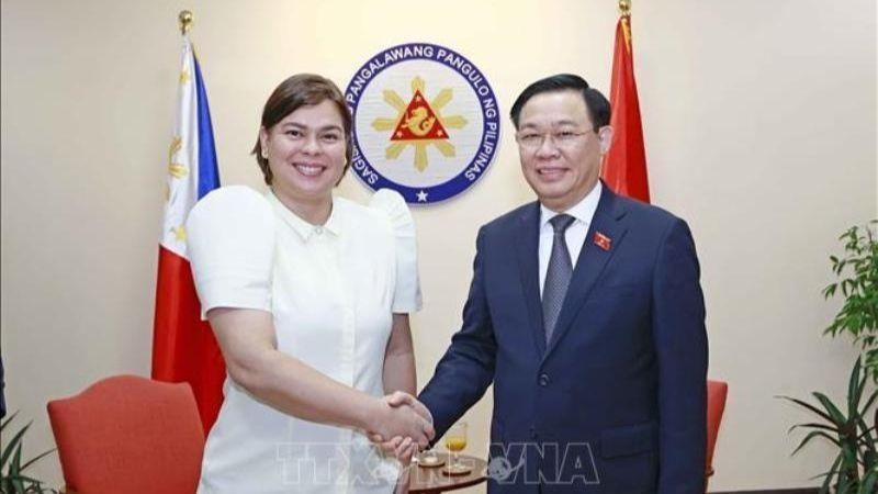 Председатель НС Выонг Динь Хюэ и Вице-президент Филиппин Сара Дутерте. Фото: ВИА