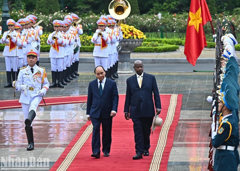 Президент Нгуен Суан Фук и Президент Уганды Йовери Кагута Мусевени обходят строй почетного караула Вьетнамской народной армии. Фото: Зюи Линь