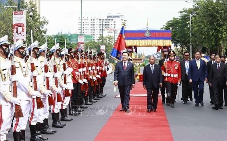 Председатель НС Выонг Динь Хюэ и Председатель Национальной ассамблеи Камбоджи Хенг Самрин обходят строй почетного караула. Фото: ВИА