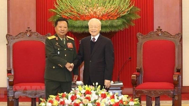 Генеральный секретарь ЦК КПВ Нгуен Фу Чонг и Вице-премьер, Министр обороны Лаоса Тянсамон Тяннялат. Фото: ВИА