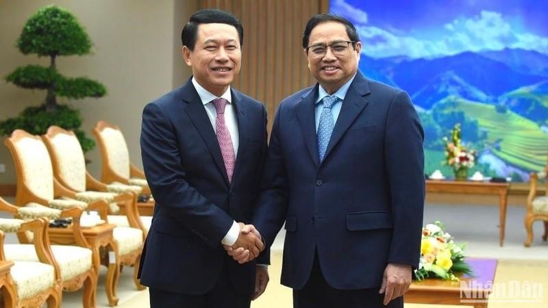 Премьер-министр Фам Минь Тьинь и Вице-премьер, Министр иностранных дел Лаоса Салэмсай Коммасит. Фото: Чан Хай