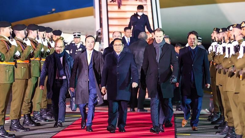 Премьер-министр Фам Минь Тьинь и делегация в международном аэропорту Финдел. Фото: VGP