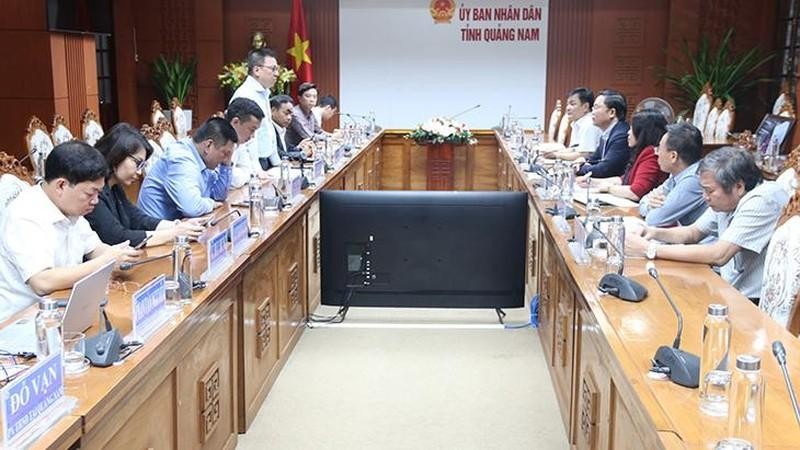 Товарищ Ле Куок Минь на встрече с руководителями провинции Куангнам.