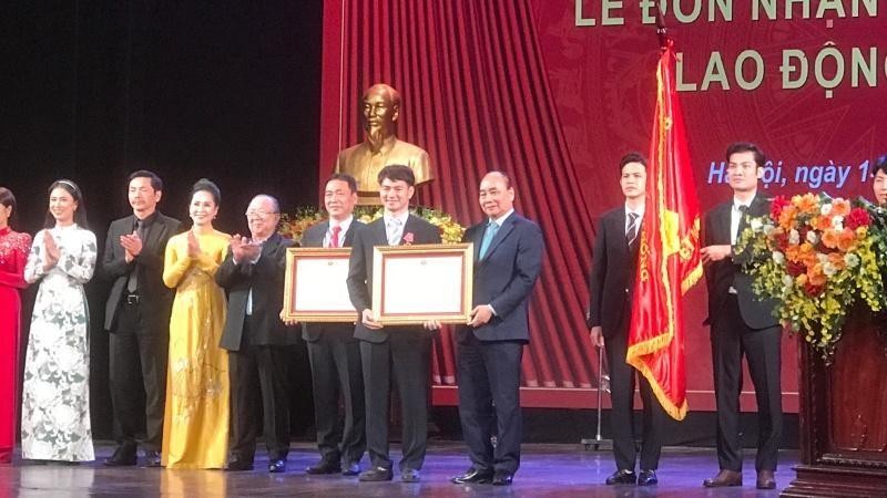 Президент Нгуен Суан Фук вручает Орден Труда 3-й степени.