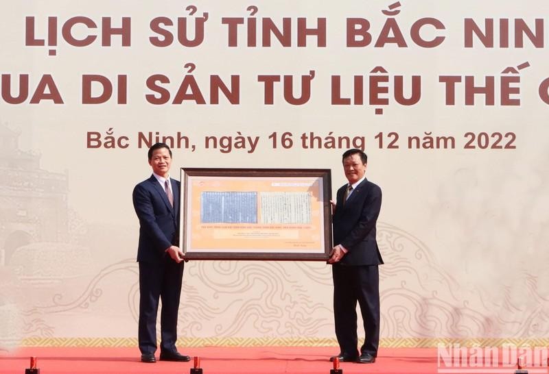 Замминистра внутренних дел Нгуен Зюи Тханг (справа) вручает провинции Бакнинь ценные документы.