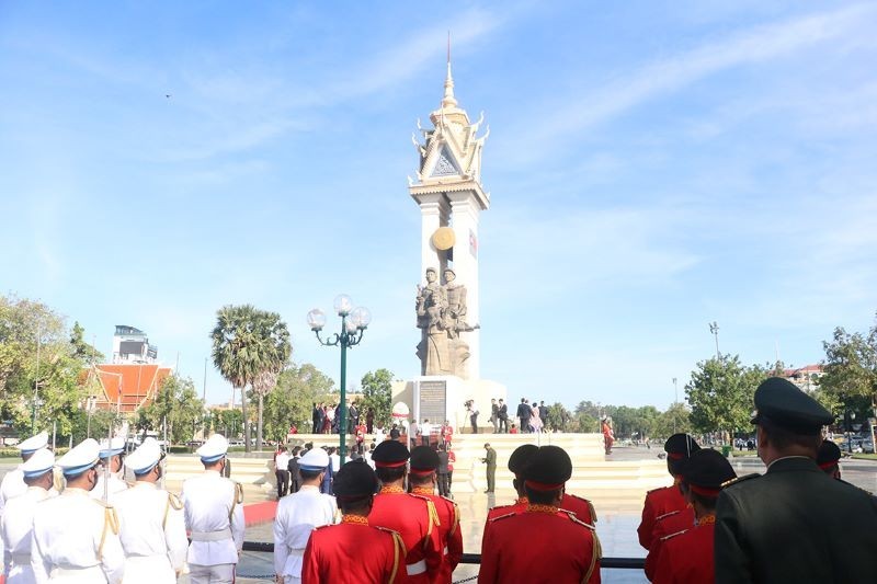 Делегация воскуряет благовония в память о павших бойцах у Памятника вьетнамско-камбоджийской дружбы в Пномпене (Камбоджа). Фото: Нгуен Хиеп