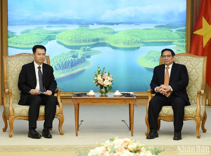 Премьер-министр Фам Минь Тьинь и Министр промышленности и торговли Лаоса Малайтхонг Коммасит. Фото: Чан Хай