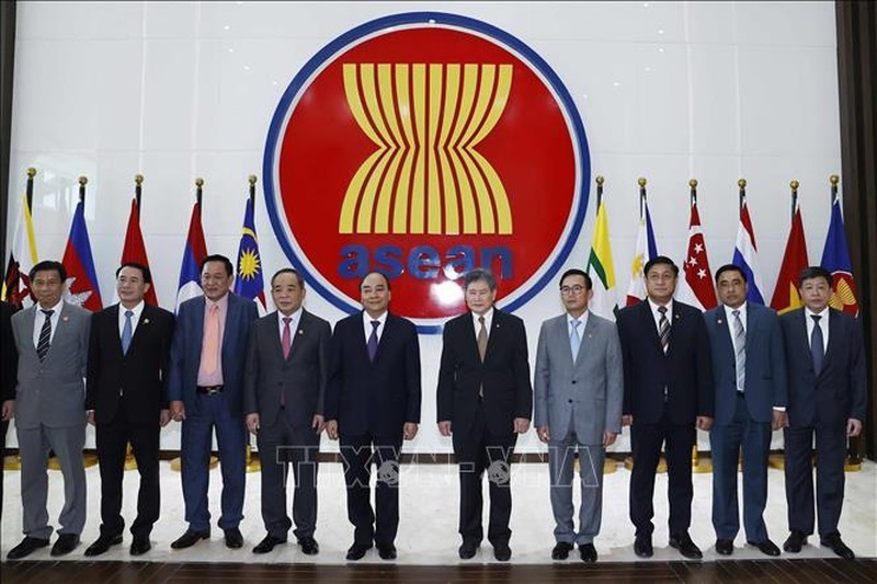Президент Нгуен Суан Фук на встрече с Генеральным секретарем АСЕАН Лим Джок Хоем, послами, временными поверенными в делах стран-членов АСЕАН. Фото: ВИА