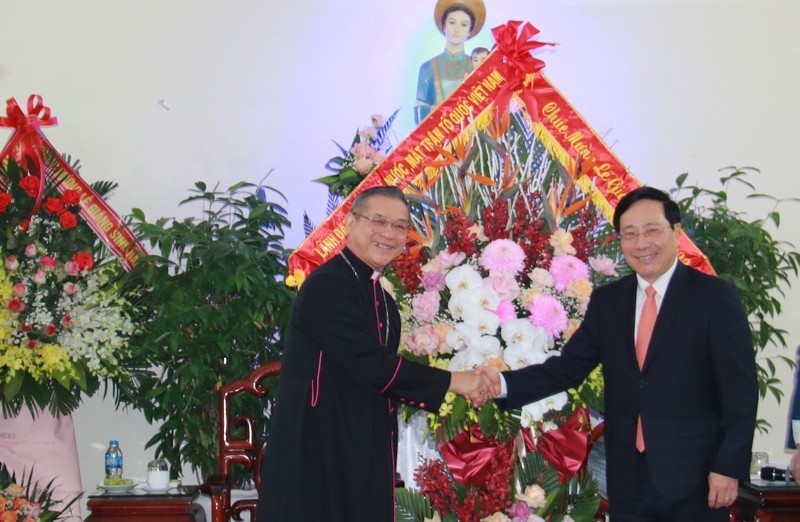 Постоянный вице-премьер Фам Бинь Минь посещает епархию Буйтьу.